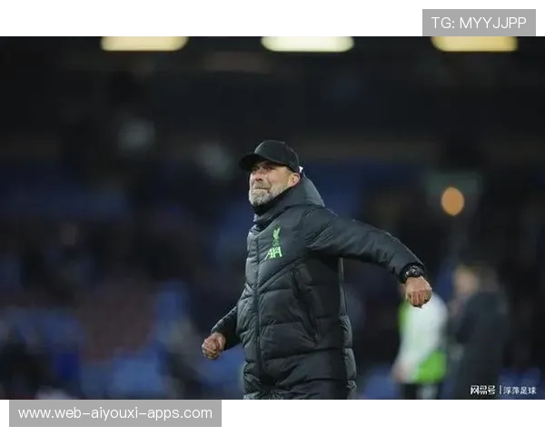 足球主帅欲动手被拦下!场边失控 足球主帅欲动手被拦下!场边失控